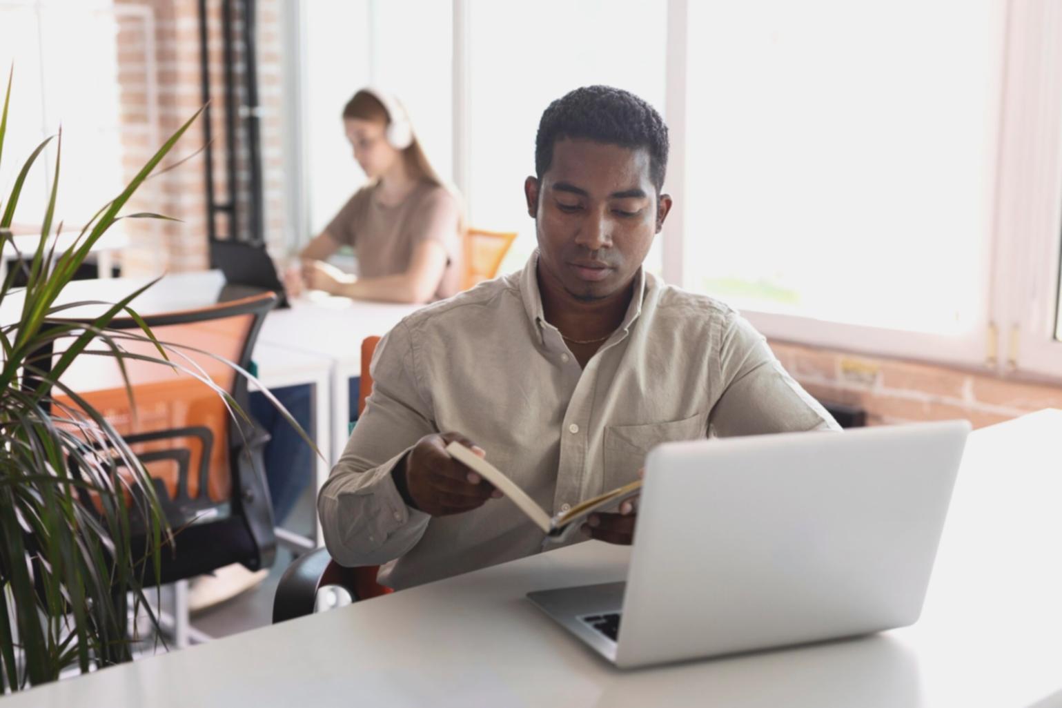 Analyse de documents financiers avec attention aux détails