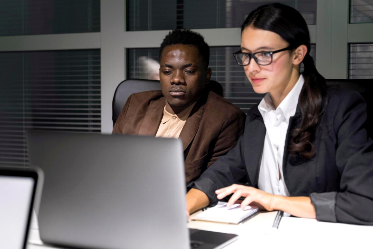 Bureau d'analyse financière avec documents et graphiques à Toulouse